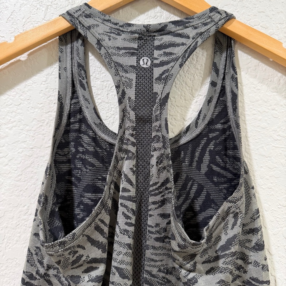 Lululemon Swiftly Tech Racerback Tank Top 2.0 *Race Length Black / Grey Size 6 - Picture 8 of 13